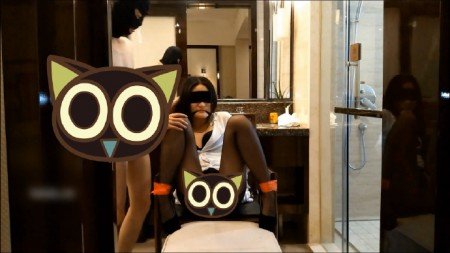 91大神V哥戴著帽把極品黑絲妹用膠帶捆綁在椅子上玩