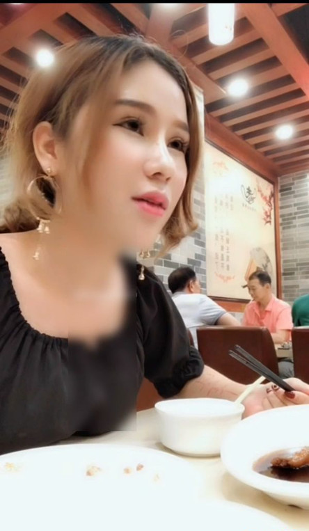 高颜值气质女神美女和qing人在饭店吃到一半时到厕所