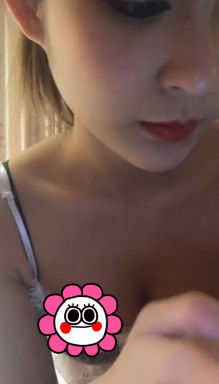 清纯可爱的蜂腰美女主播浴室道具洗澡大秀直播视频