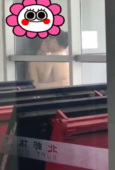 北邮体育馆事件视频2分8秒情侣后门事件无修原版