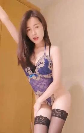 萝莉菲菲星感情趣裝黑絲有惑衛生間大秀[MP4/571M]