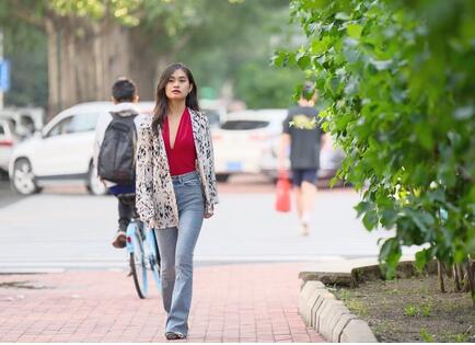 《最新流出☀️国模私拍》2022年老牌唯美女体艺术摄影相约中国极品身材模特-莎丝-房间里的女人裸身与着衣的反差对比4K原版