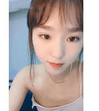 如此清纯又漂亮的嫩妹子，竟然还能这么玩，被猥琐大叔给操了，还被爆菊！一整串珠子能全部塞进B里，里边空间好大啊