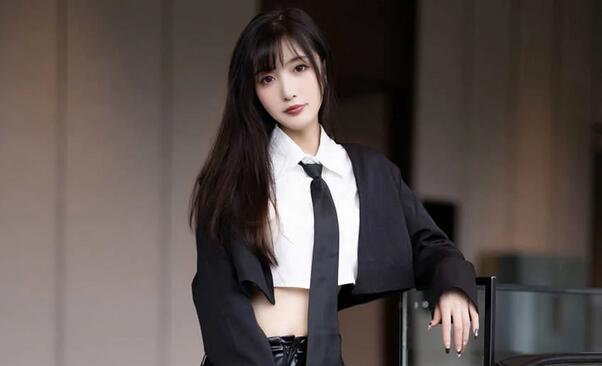 秀人网骚模【林星阑】性感大美女 黑丝皮裙 被摄影师揉穴挠脚