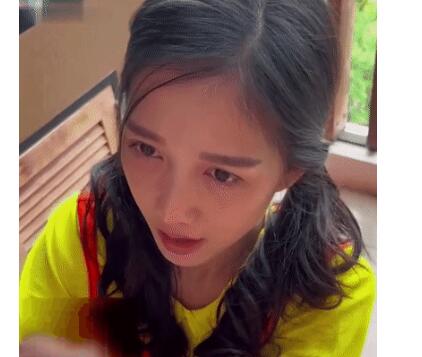 少妇民族女友大胆露出阳台激情啪啪，阳光明媚、面朝河边，做爱心情有多愉悦！