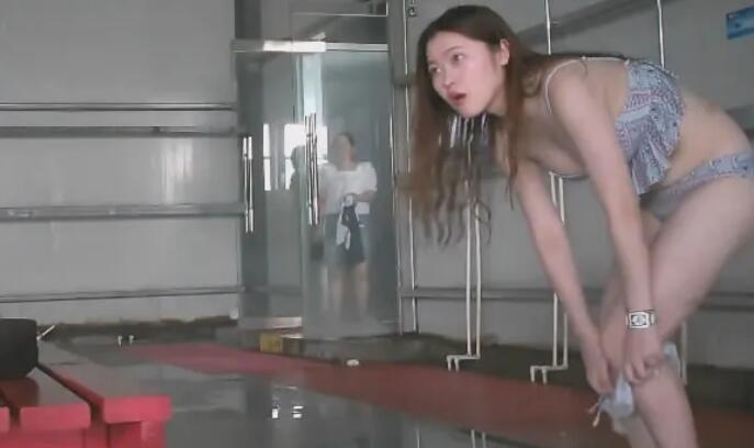 水上乐园淋浴室t拍美女洗澡❤️奇芭的高颜值靓妹化完妆才去淋浴4K高清版