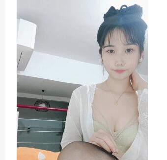 气质文静极品尤物！圆润大肥臀臀！皮肤白皙，对着镜头摇摆美臀，掰开小穴超嫩，假屌骑坐深插
