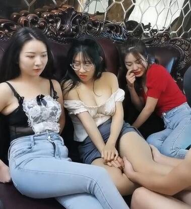 三女两男等待挨草的小宝贝，全程露脸沙发上激情啪啪，口交大鸡巴让小哥吃奶玩逼，轮草两个骚货场面淫乱刺激