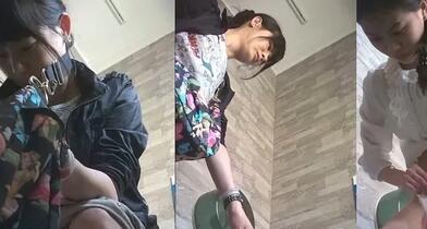 《极品CP✅魔手☛外购》美女如云咖啡店女公厕完美角度偸拍各种小姐姐方便⭐麻花辫村姑半蹲仔细擦毛B妹子撅起屁股来献B