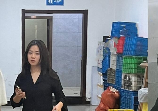 《魔手☛外购㊙️极品神作》美女如云夜店拍多位小姐姐方便,赏脸又赏b,完美视觉盛宴-福利花园