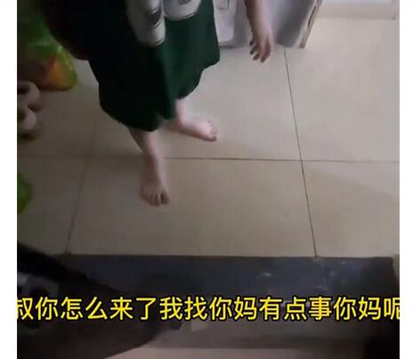 少妇女邻居✨ 跟美女邻居在厨房一边做饭一边做爱 后入激颤yin臀 精液射到她儿子的饭里补充营养