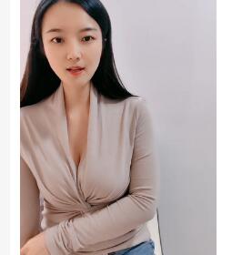 气质性感又风骚的极品小少妇全程露脸陪狼友嗨，情趣装诱惑洗澡直播，揉奶玩逼听指挥，笑起来很可爱不要错过