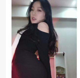 极品尤物！舌钉女神初下海！跳脱衣舞很专业，顶级美腿包臀裙，扭起来针不错，翘起美臀多毛骚穴