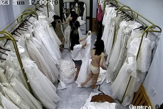 婚纱摄影店 多位新娘试婚纱
