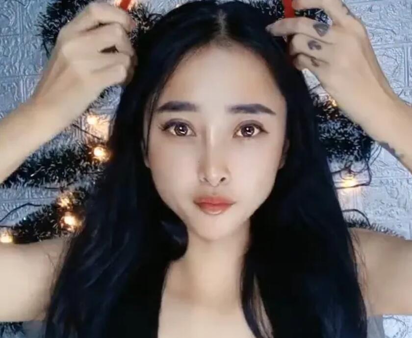哺乳期的小奶妈深夜上线赚外快，全程露脸挤奶水给狼友看