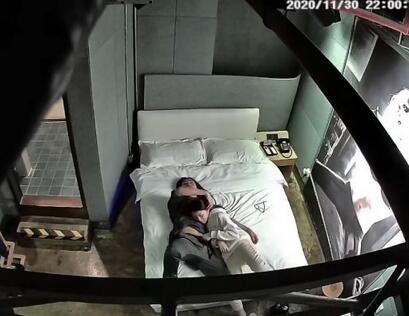 360 2020-11-30最新流出情趣酒店电影房摄像头偷拍长发文艺帅小伙无套内she清纯眼镜白虎女友-小野猫福利