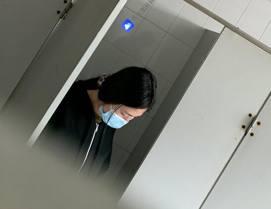 八月新四川外语大学流出cp，下课前躲进女厕蹲守打光拍