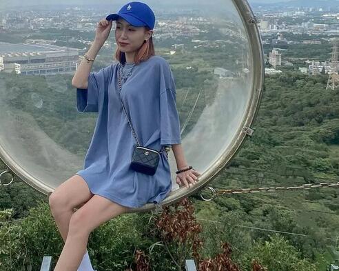 剛上大學的新鮮妹子被學長吃掉 口交+後入砲