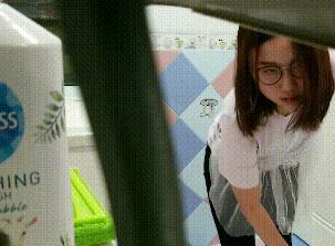 cp眼镜妹诡异的眼神看摄像头背景粤语对话