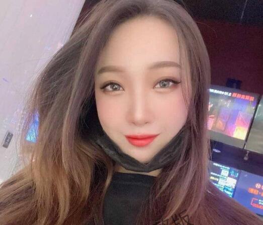 【最新❤️女神泄密】漂亮女神被金主爸爸调教沦为小母狗❤️机场公厕露出 全裸摸乳玩穴太淫荡欠操了 完美露脸