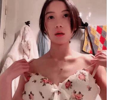 80多斤骚骚小姐姐！和炮友激情操逼！浴室洗澡贫乳，抓起屌舔弄很享受，后入抽插骑乘爆操