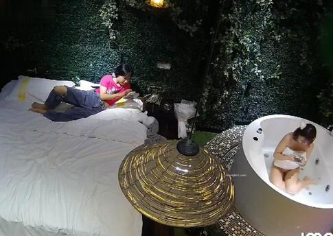 乐橙酒店森林浴缸房偷拍关系有点混乱的两对小年轻貌似分别和各自女友在这床上啪啪