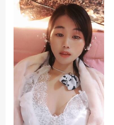 新人下海淫骚小姐姐！炮友埋头舔逼！扶屌洞口磨蹭，一下挺入抽插，从下往上视角拍摄
