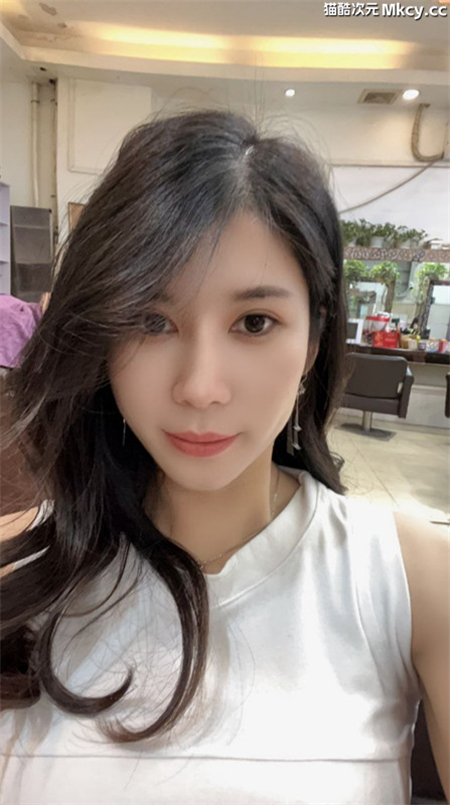 大美美-推特喜歡健身22歲氣質御姐剃光陰毛電影院啪啪野戰道具肉棒配合各種性愛[52P+24V/643.4M]