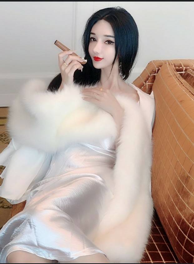 网红顾灵曦baby和瓦娅小帝姬微信一对一作品[2V+374M]