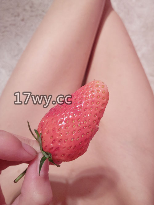 软萌萝莉小仙资源视频图片包之下面吃草莓