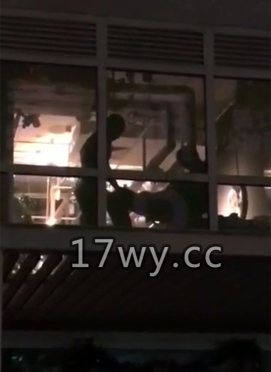 上海松江区某健身房3P门事件落地窗旁路人围观视频
